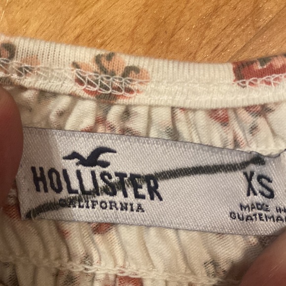 Hollister Floral crop top. Stretchy material - Picture 2 of 2